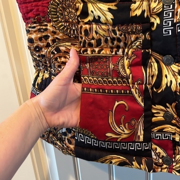 𝅺QUILTED cotton vest with designer inspired scroll chain print size M Bandolino - Picture 5 of 7